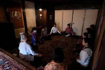 マハーヨーギー・アーシュラマでの瞑想体験クラス