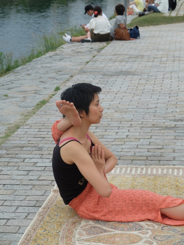ヨーガを生きる — MAHAYOGI MISSION ブログアーサナ in 三条河原