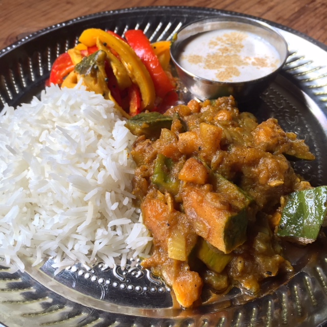 インドカレー:かぼちゃのカレー、夏野菜のサブジ(スパイスの炒め物)、ライタ(ヨーグルトのサラダ)